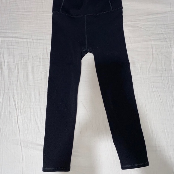 Lululemon Cropped Black Mesh Detail Legging 4 - Picture 4 of 7